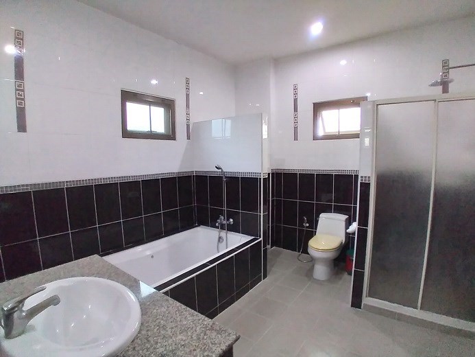 House for rent East Pattaya showing the master bathroom 