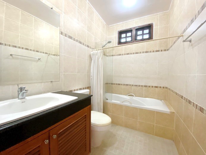House for rent East Pattaya showing the master bathroom 