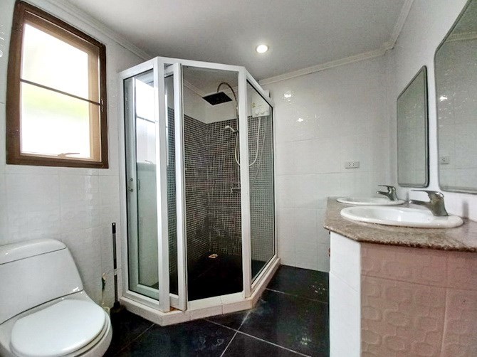 House for rent East Pattaya showing the master bathroom House for rent East Pattaya showing the master bathroom