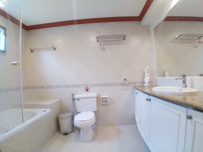 House for rent East Pattaya showing the master bathroom 