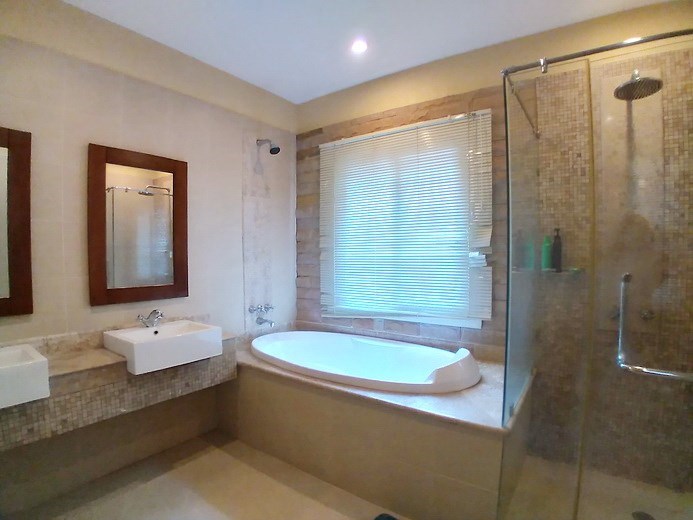 House for rent East Pattaya showing the master bathroom House for rent East Pattaya showing the master bathroom