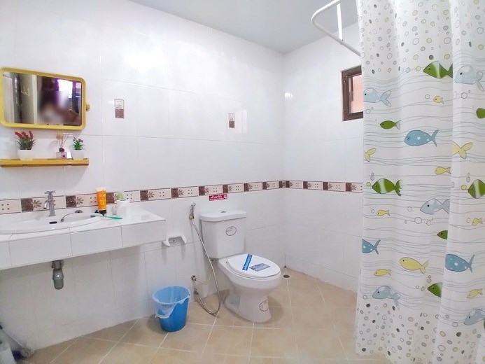 House for rent South Pattaya showing the master bathroom 