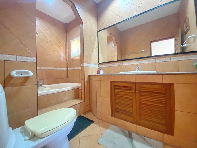 House for rent East Pattaya showing the master bathroom 