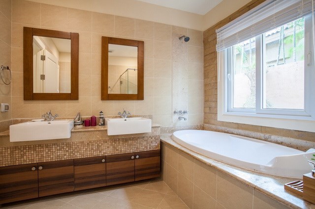 House for sale East Pattaya showing the master bathroom with bathtub 