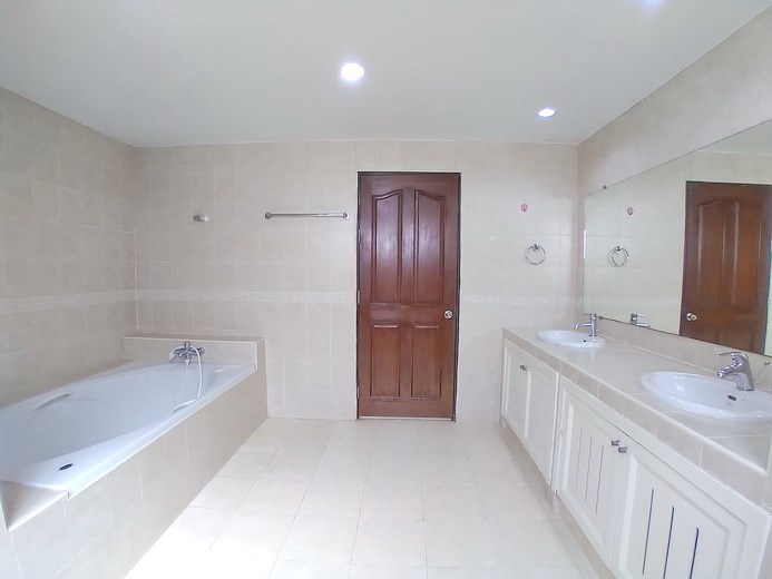 House for rent East Pattaya showing the master bathroom with bathtub House for rent East Pattaya showing the master bathroom with bathtub