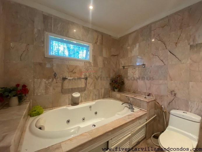 House for rent East Pattaya showing the master bathroom with bathtub House for rent East Pattaya showing the master bathroom with bathtub