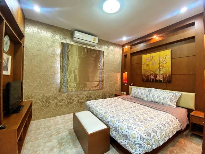 House for rent East Pattaya showing the master bedroom 