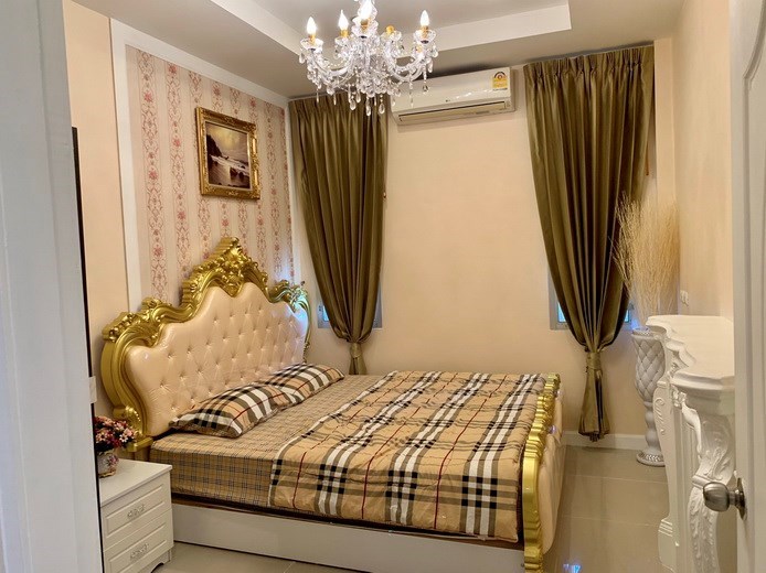 House for rent East Pattaya showing the master bedroom suite House for rent East Pattaya showing the master bedroom suite