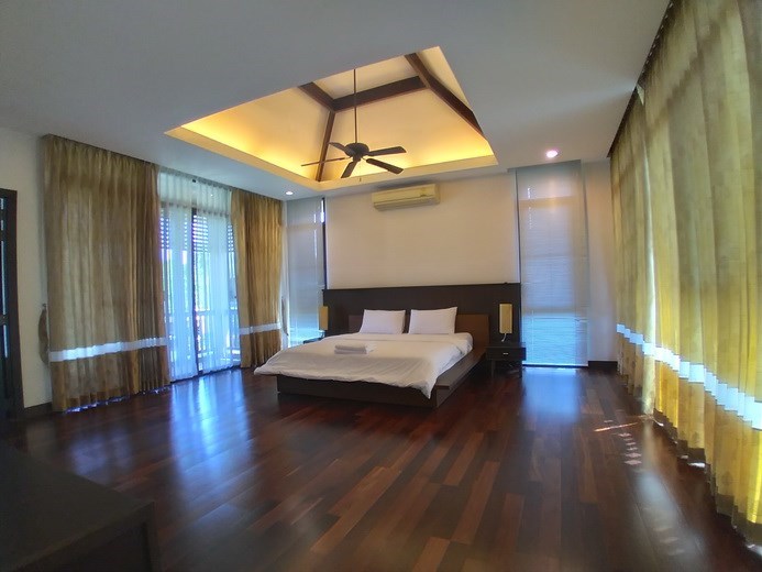 House for rent East Pattaya showing the master bedroom suite