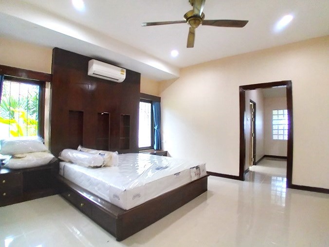 House for rent East Pattaya showing the master bedroom suite House for rent East Pattaya showing the master bedroom suite