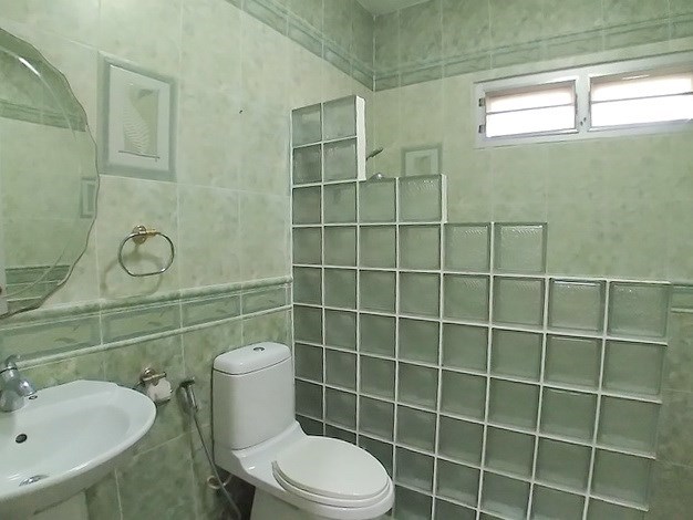 House for rent East Pattaya showing the master bathroom 