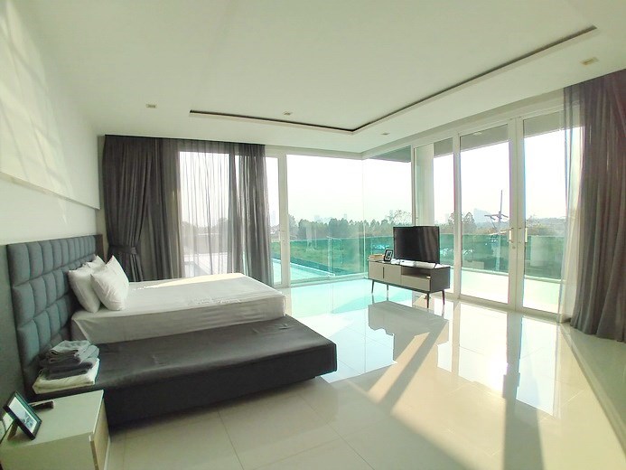 House for rent East Pattaya showing the master bedroom 