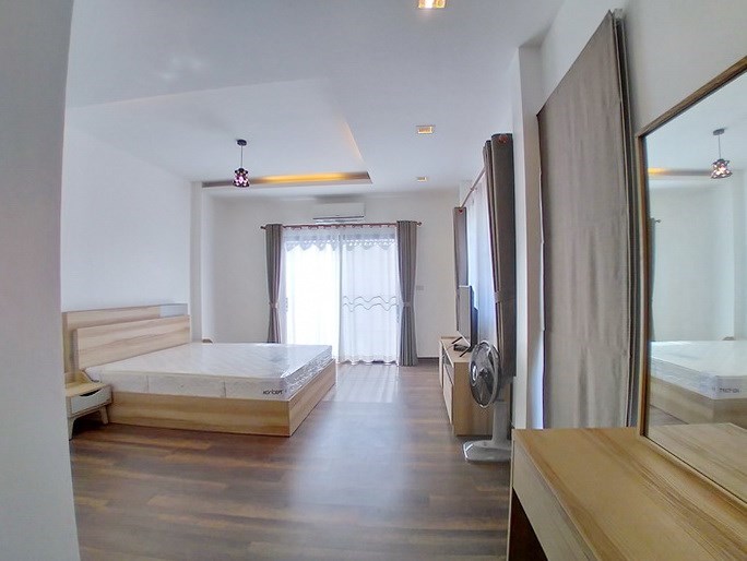 House for rent East Pattaya showing the master bedroom