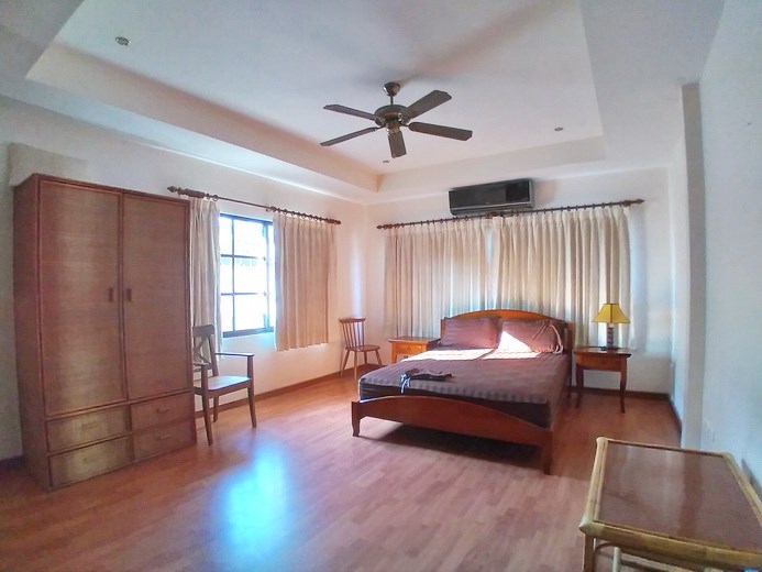 House for rent East Pattaya showing the master bedroom House for rent East Pattaya showing the master bedroom
