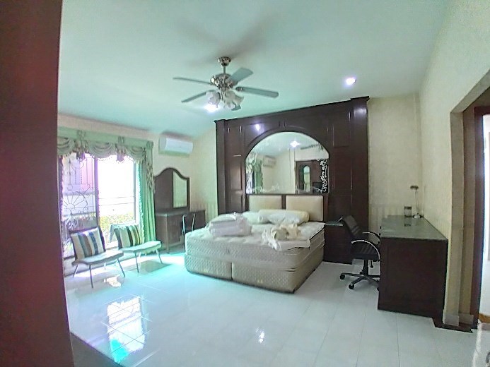 House for rent East Pattaya showing the master bedroom 