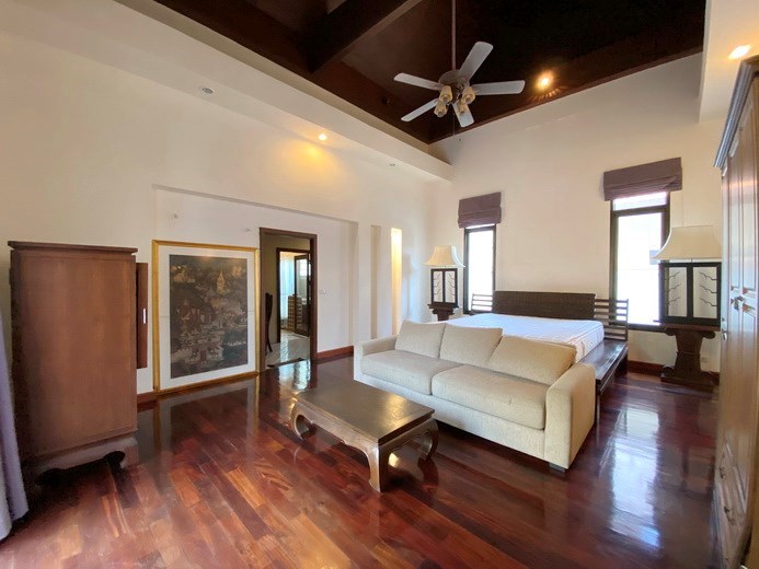 House for rent East Pattaya showing the master bedroom suite 