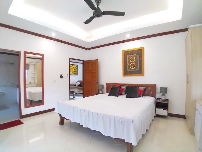 House for rent East Pattaya showing the master bedroom 