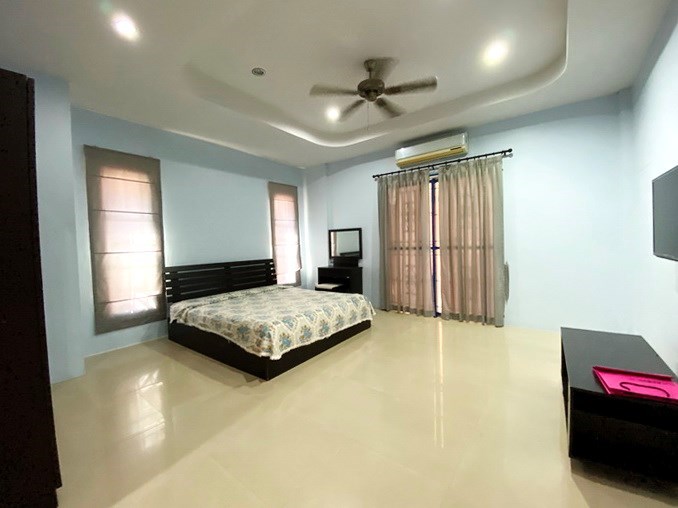 House for rent East Pattaya showing the master bedroom 