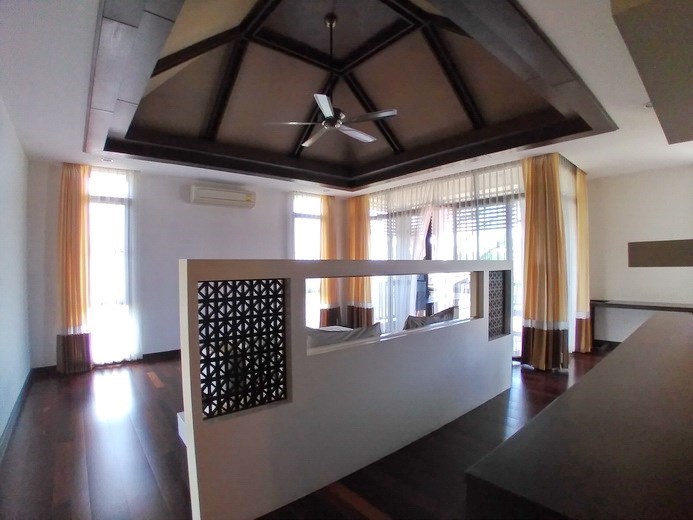 House for rent East Pattaya showing the master bedroom with office area House for rent East Pattaya showing the master bedroom with office area