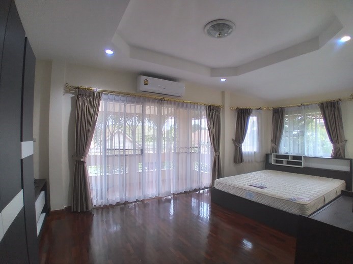 House for rent East Pattaya showing the master bedroom 