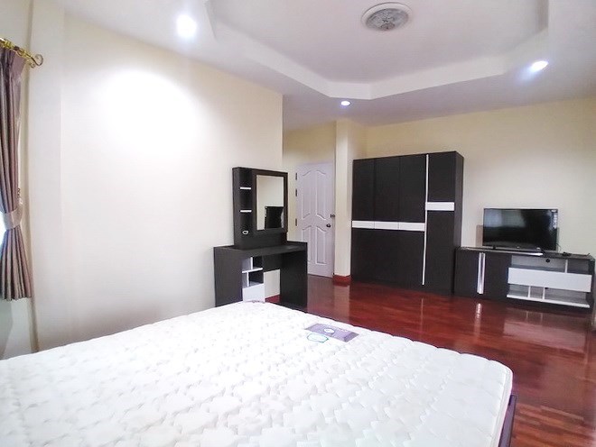 House for rent East Pattaya showing the master bedroom and furniture 
