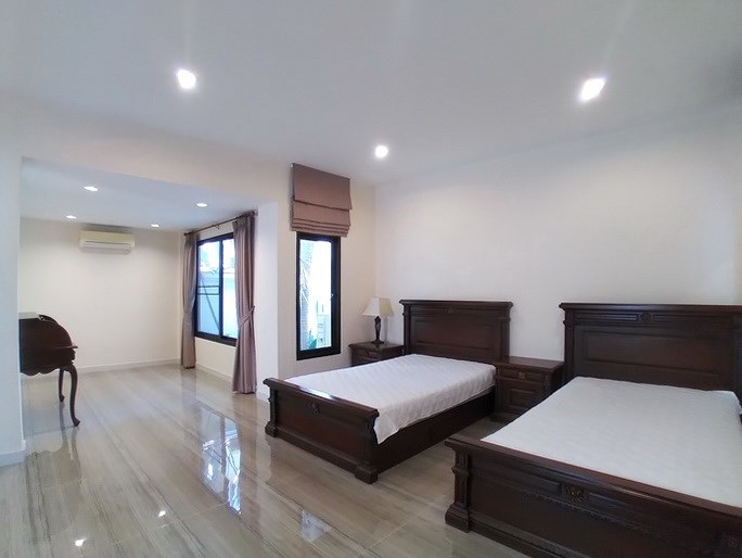 House for rent East Pattaya showing the master bedroom with office area 