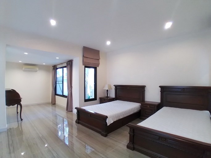 House for rent East Pattaya showing the master bedroom with office area House for rent East Pattaya showing the master bedroom with office area