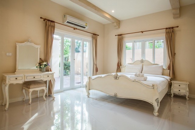 House for rent East Pattaya showing the master bedroom House for rent East Pattaya showing the master bedroom