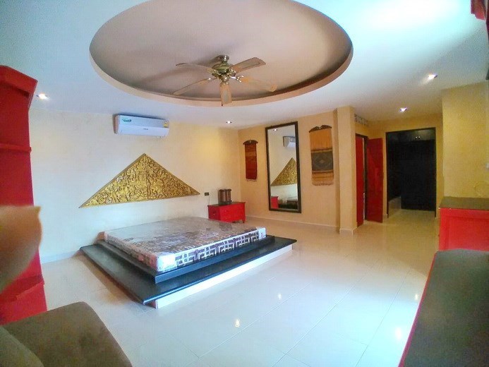 House for rent East Pattaya showing the master bedroom with walk-in wardrobes 