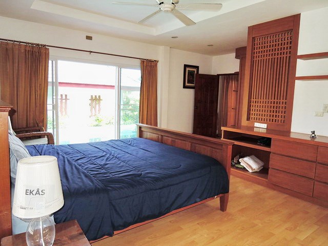 House for rent East Pattaya showing the master bedroom poolside 