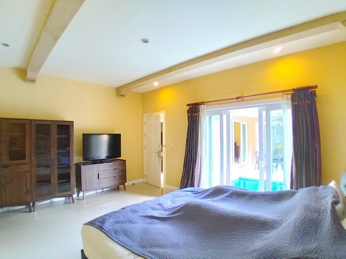House for rent East Pattaya showing the master bedroom poolside  