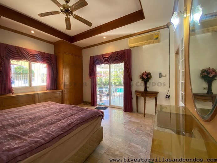 House for rent East Pattaya showing the master bedroom with pool view House for rent East Pattaya showing the master bedroom with pool view
