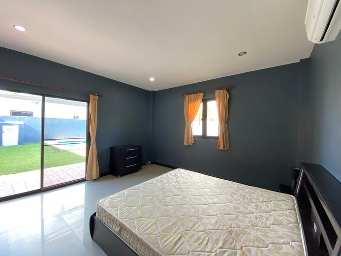 House for rent East Pattaya showing the master bedroom with pool view 