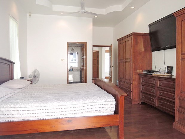 House for rent East Pattaya showing the master bedroom suite 