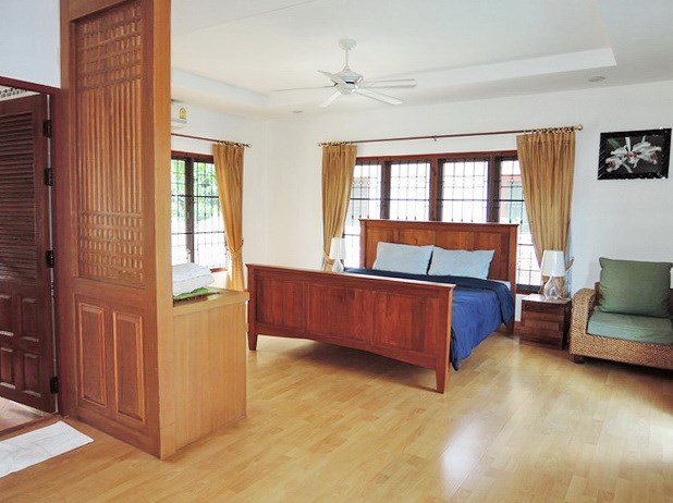 House for rent East Pattaya showing the master bedroom suite 