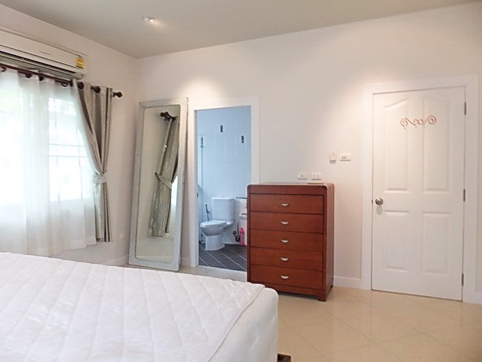 House for rent East Pattaya showing the master bedroom suite  