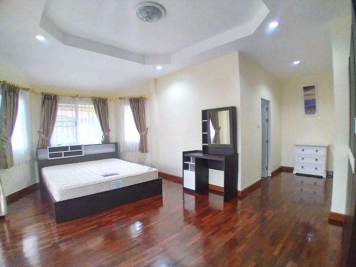 House for rent East Pattaya showing the master bedroom suite 