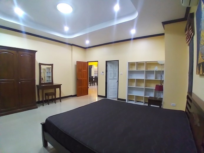 House for rent East Pattaya showing the master bedroom suite 