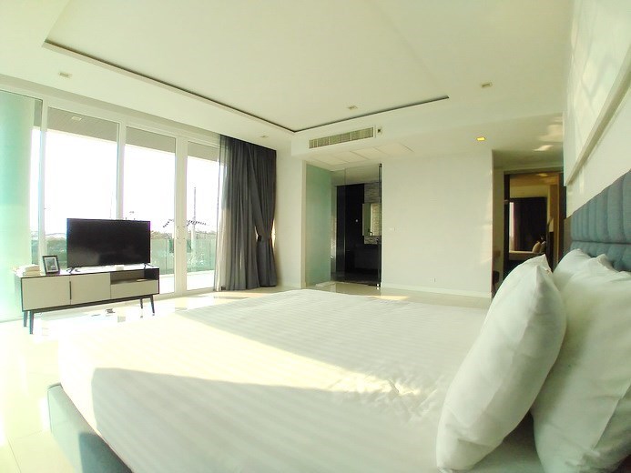 House for rent East Pattaya showing the master bedroom suite 