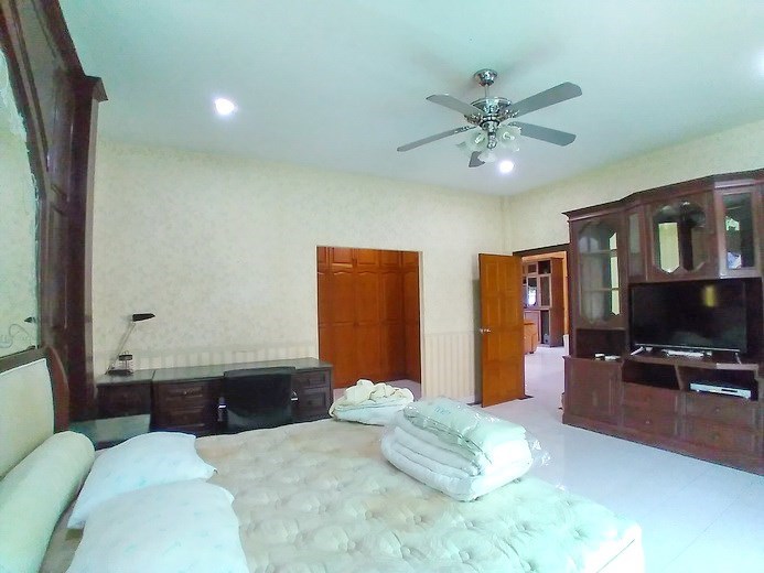 House for rent East Pattaya showing the master bedroom suite 