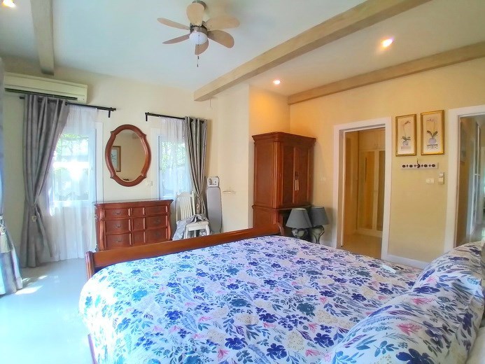 House for rent East Pattaya showing the master bedroom suite 