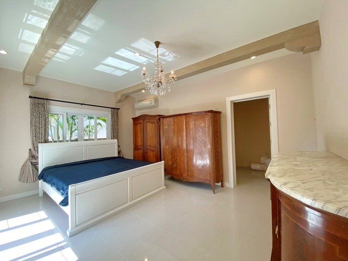 House for rent East Pattaya showing the master bedroom suite 