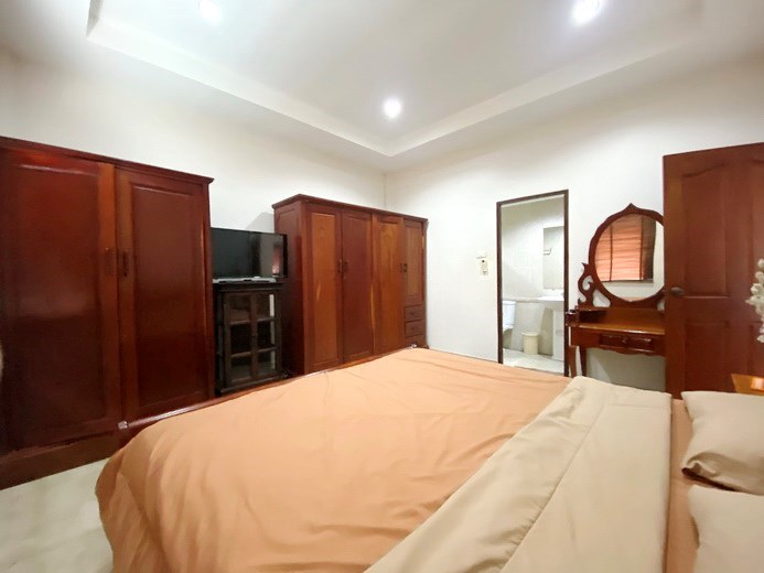 House for rent East Pattaya showing the master bedroom suite 