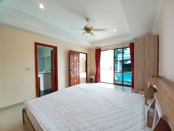 House for rent East Pattaya showing the master bedroom suite House for rent East Pattaya showing the master bedroom suite
