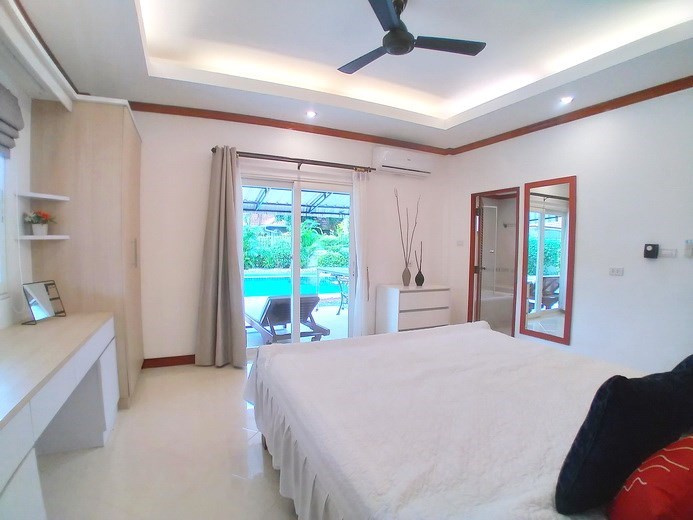 House for rent East Pattaya showing the master bedroom suite  