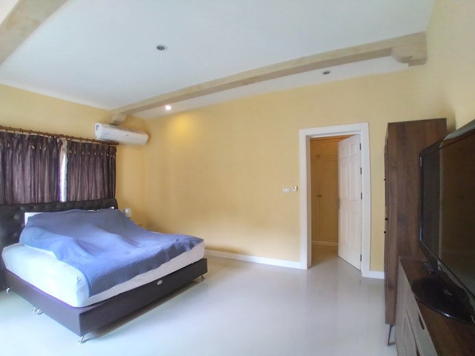 House for rent East Pattaya showing the master bedroom suite House for rent East Pattaya showing the master bedroom suite