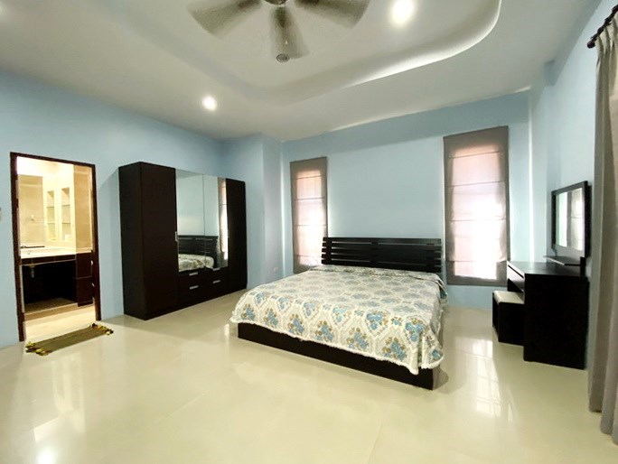 House for rent East Pattaya showing the master bedroom suite 