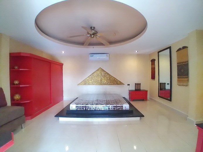 House for rent East Pattaya showing the master bedroom 