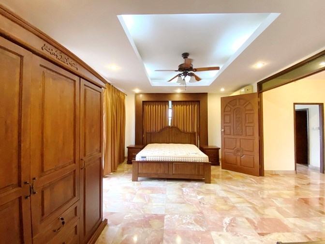 House for rent East Pattaya showing the master bedroom with entrance 