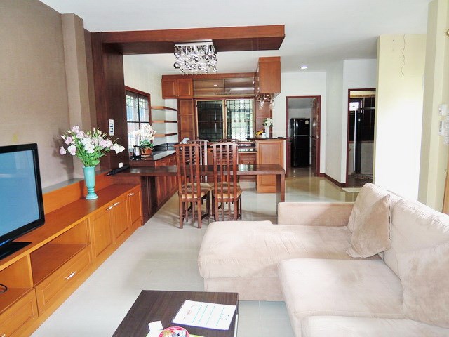 House for rent East Pattaya showing the open plan living area